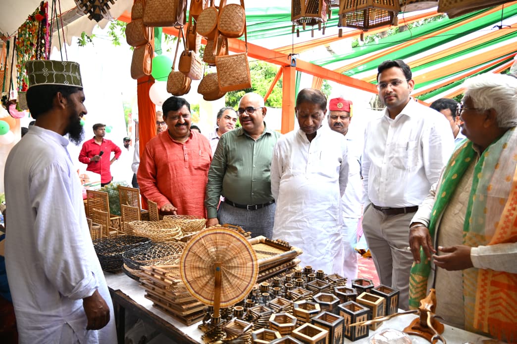 तिरंगा मेले में सजा स्वदेशी उत्पादों का बाजार, जनप्रतिनिधियों और अधिकारियों ने की खरीदारी