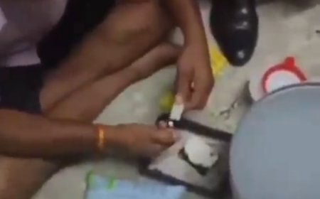 अमूल और गोकुल दूध पैकेटो में अशुद्ध पानी मिलाते हुए पुलिस ने रंगे हाथों पकड़ा, आरोपी  गिरफ्तार।