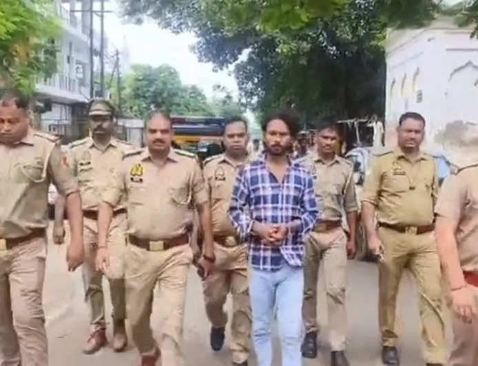 Kanpur News: 10 हजार रुपये मांगने पर अधिवक्ता के घर पथराव, हिस्ट्रीशीटर गिरफ्तार; पुलिस ने निकाला पैदल जुलूस