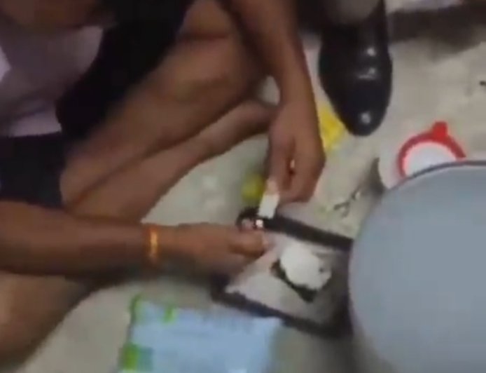 अमूल और गोकुल दूध पैकेटो में अशुद्ध पानी मिलाते हुए पुलिस ने रंगे हाथों पकड़ा, आरोपी  गिरफ्तार।