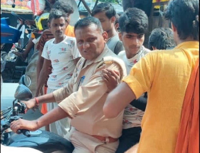 चोटिल कांवड़िया के मददगार बने अरविंद कुमार फौजी, बाइक से आनन-फानन अस्पताल पहुंचाया