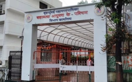 अंधेरी पश्चिम में बीएमसी इंजीनियर और कर्मचारी को घूस लेते एंटी करप्शन ने पकड़ा।