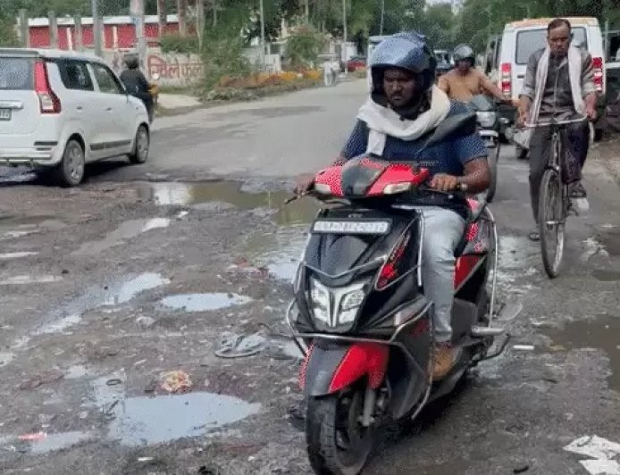 मंत्री बोले- सड़कें ठीक-ठाक मिलीं, जमीनी पड़ताल में 4 प्रमुख मार्गों पर 300 से ज्यादा गड्ढे