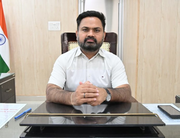 स्कूली बच्चों की सुरक्षित यात्रा पर विशेष नजर, कानपुर DM महेंद्र सिंह तंवर ने दिए सख्त निर्देश
