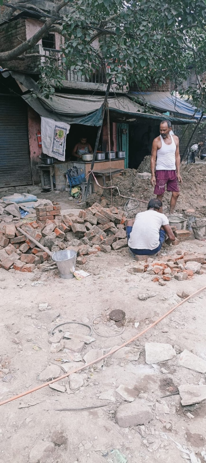 कोपरगंज-जीटी रोड नाला निर्माण पर उठे सवाल, पुरानी ईंटों के इस्तेमाल का आरोप