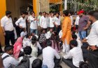 CSJMU के गेट पर छात्रों का जोरदार प्रदर्शन, डीसी लॉ का होम सेंटर बहाल करने की मांग; समर्थ पोर्टल खोलने की उठाई आवाज
