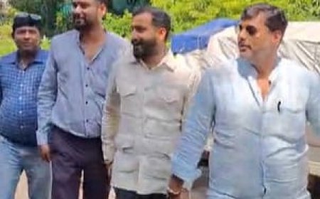 कानपुर न्यायालय के अधिवक्ताओं ने बनाई मानव श्रृंखला, 15 मांगों को लेकर प्रदर्शन; सामूहिक अवकाश पर रहे अधिवक्ता