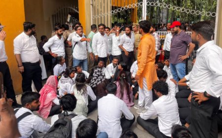 CSJMU के गेट पर छात्रों का जोरदार प्रदर्शन, डीसी लॉ का होम सेंटर बहाल करने की मांग; समर्थ पोर्टल खोलने की उठाई आवाज