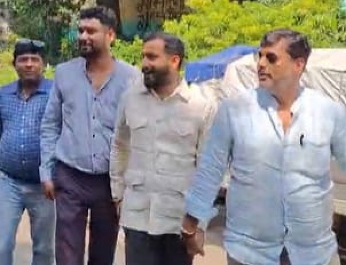 कानपुर न्यायालय के अधिवक्ताओं ने बनाई मानव श्रृंखला, 15 मांगों को लेकर प्रदर्शन; सामूहिक अवकाश पर रहे अधिवक्ता