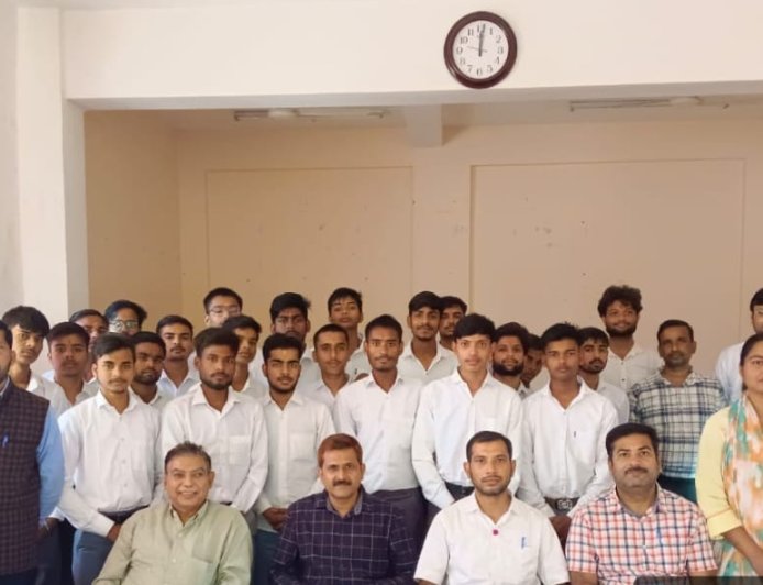 सीएसए के कृषि महाविद्यालय लखीमपुर खीरी में नवप्रवेशित विद्यार्थियों के दीक्षारंभ कार्यक्रम का शुभारंभ