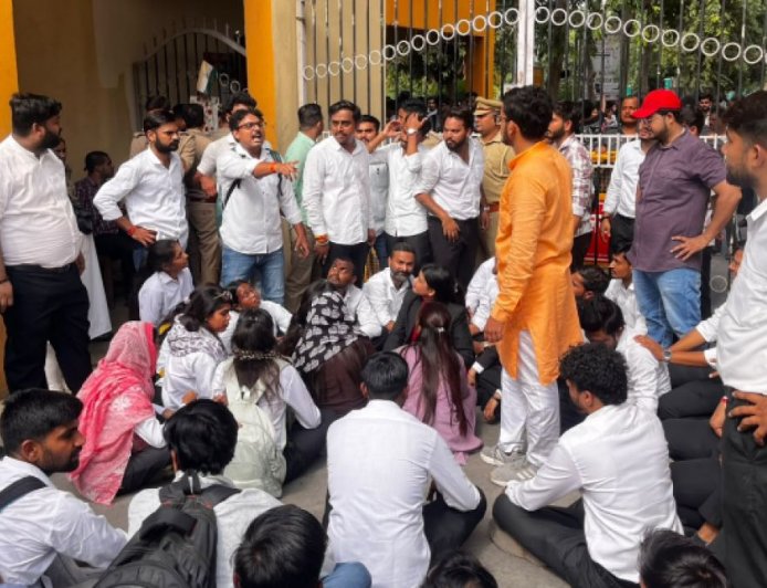 CSJMU के गेट पर छात्रों का जोरदार प्रदर्शन, डीसी लॉ का होम सेंटर बहाल करने की मांग; समर्थ पोर्टल खोलने की उठाई आवाज