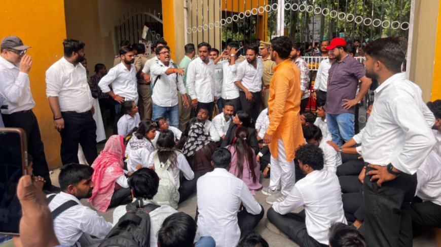 CSJMU के गेट पर छात्रों का जोरदार प्रदर्शन, डीसी लॉ का होम सेंटर बहाल करने की मांग; समर्थ पोर्टल खोलने की उठाई आवाज